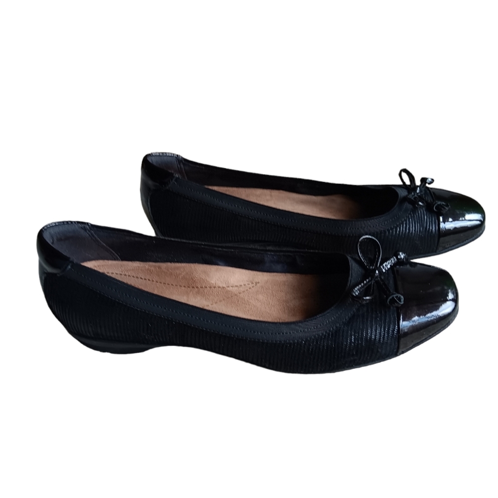 Black Clark's artisan textured/ bowtie flats sz 8